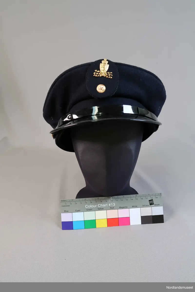 Uniformslue med skygge og luemerke.