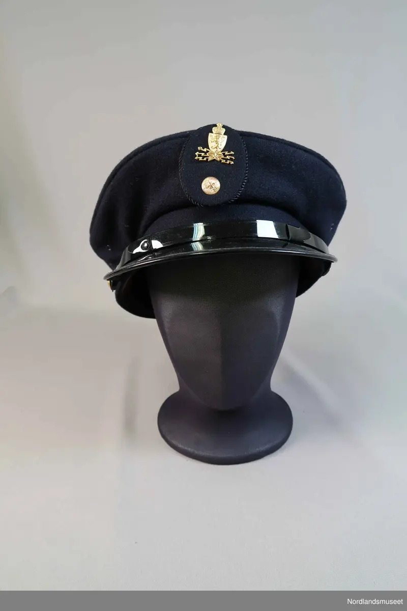 Uniformslue med skygge og luemerke.