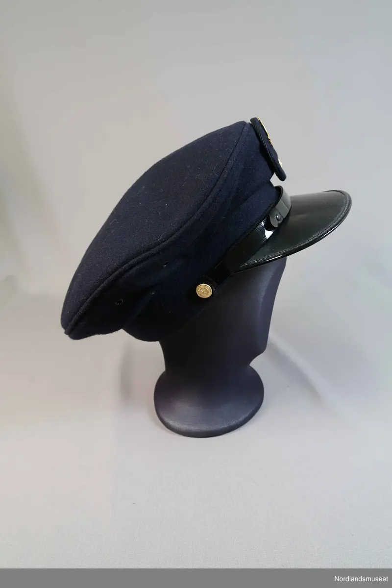 Uniformslue med skygge og luemerke.