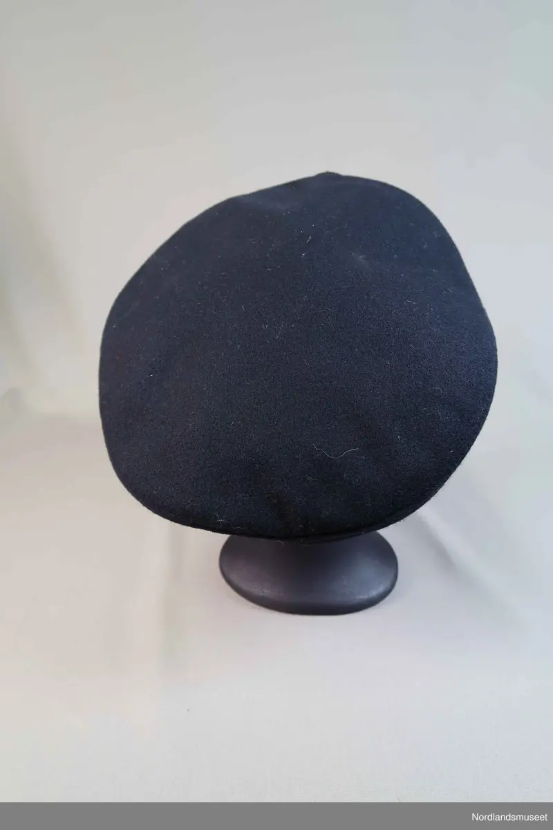 Uniformslue med skygge og luemerke.