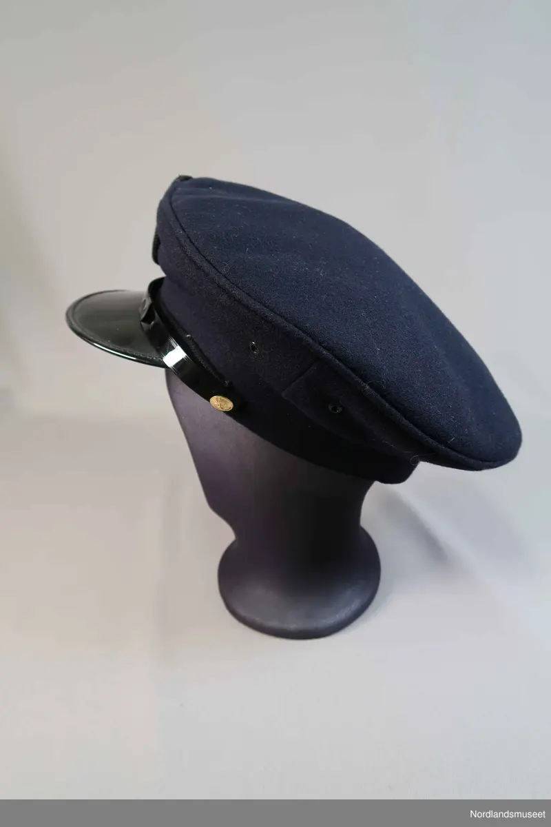 Uniformslue med skygge og luemerke.