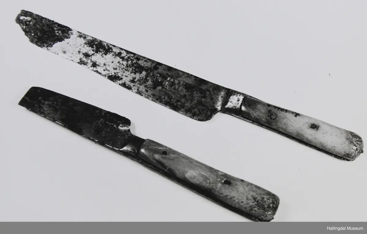 2 bordkniver med skaft av bein.