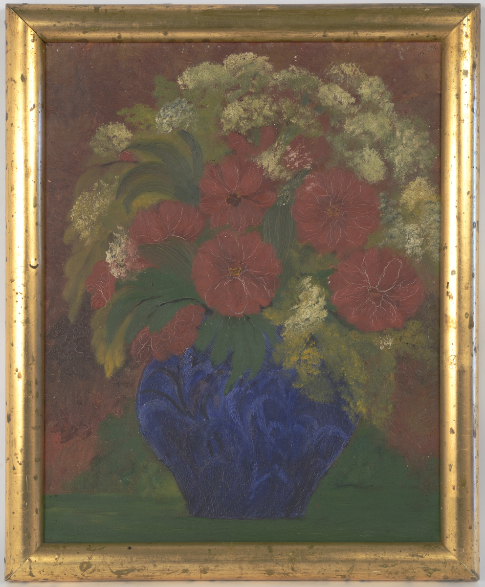 Stilleben. Røde og hvite blomster og grønne blader i blå vase. Bakgrunn hovedsakelig nyanser av brun-oransje. Nedre felt grønt.