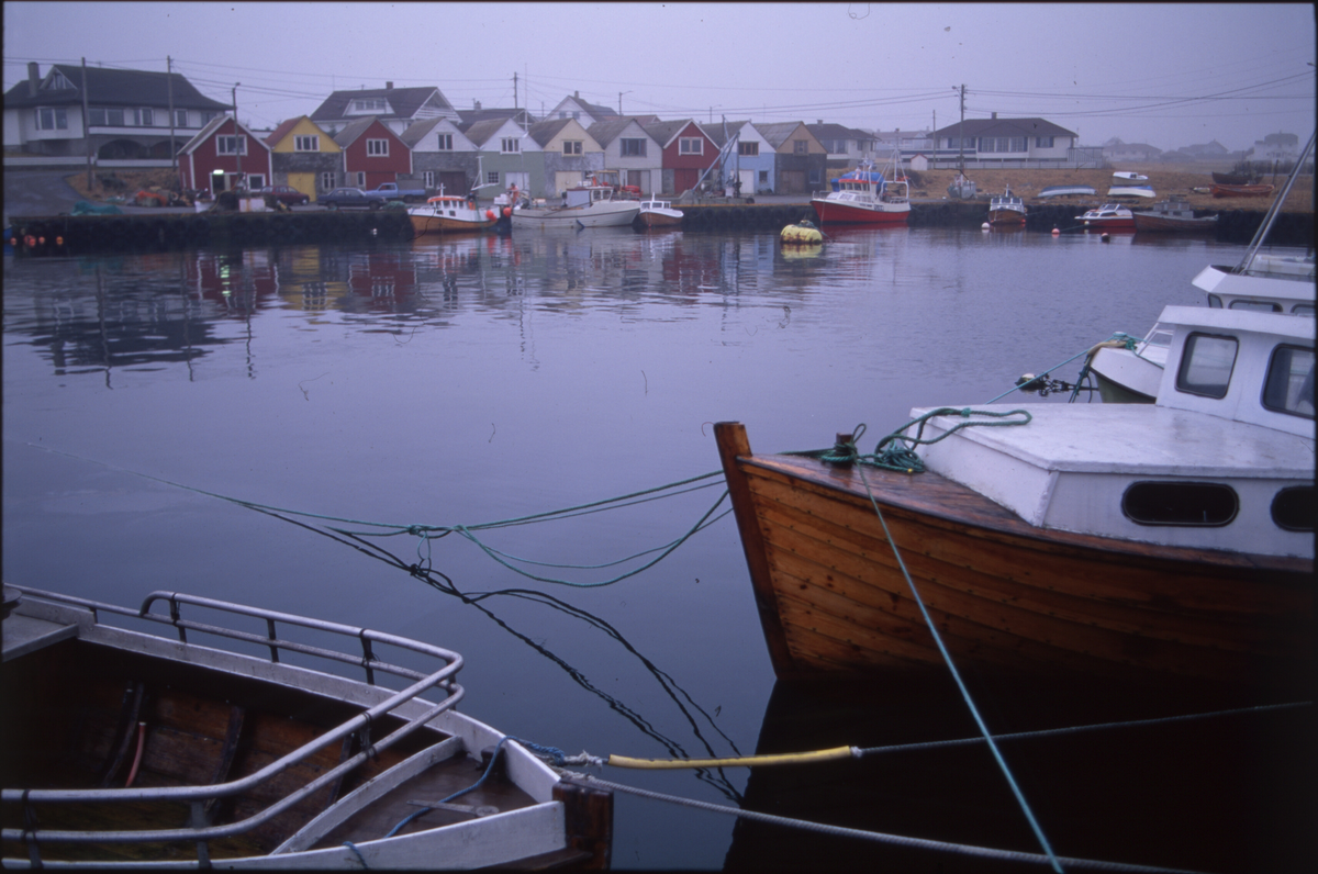 Fiskere ankommer Åkrehamn med sild og torsk. De 14 første bildene er av fangster med sild. Bilde nr. 16 til 19 viser fangst av torsk i garn. 