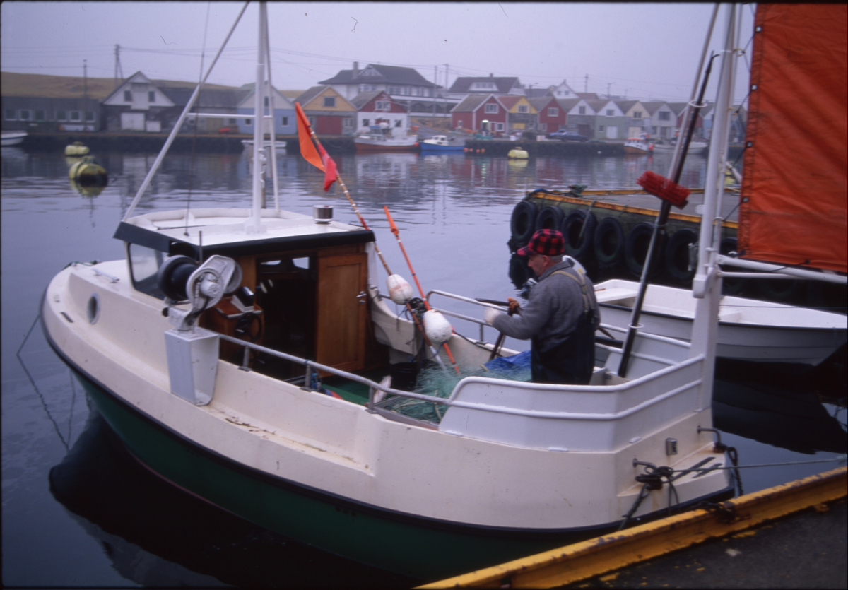 Fiskere ankommer Åkrehamn med sild og torsk. De 14 første bildene er av fangster med sild. Bilde nr. 16 til 19 viser fangst av torsk i garn. 