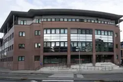 Statsforvalteren i Vestland. Kunstverka til Cato Løland lèt seg ikkje enkelt kategorisere. Han blandar uttrykksformer og set dermed spørsmålsteikn ved eksisterande hierarki innanfor materiale og tekni...