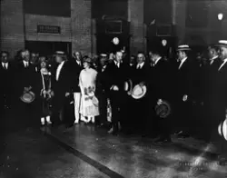 Folk samlet på en jernbanestasjon.
Fra utvandrerjubileet 192