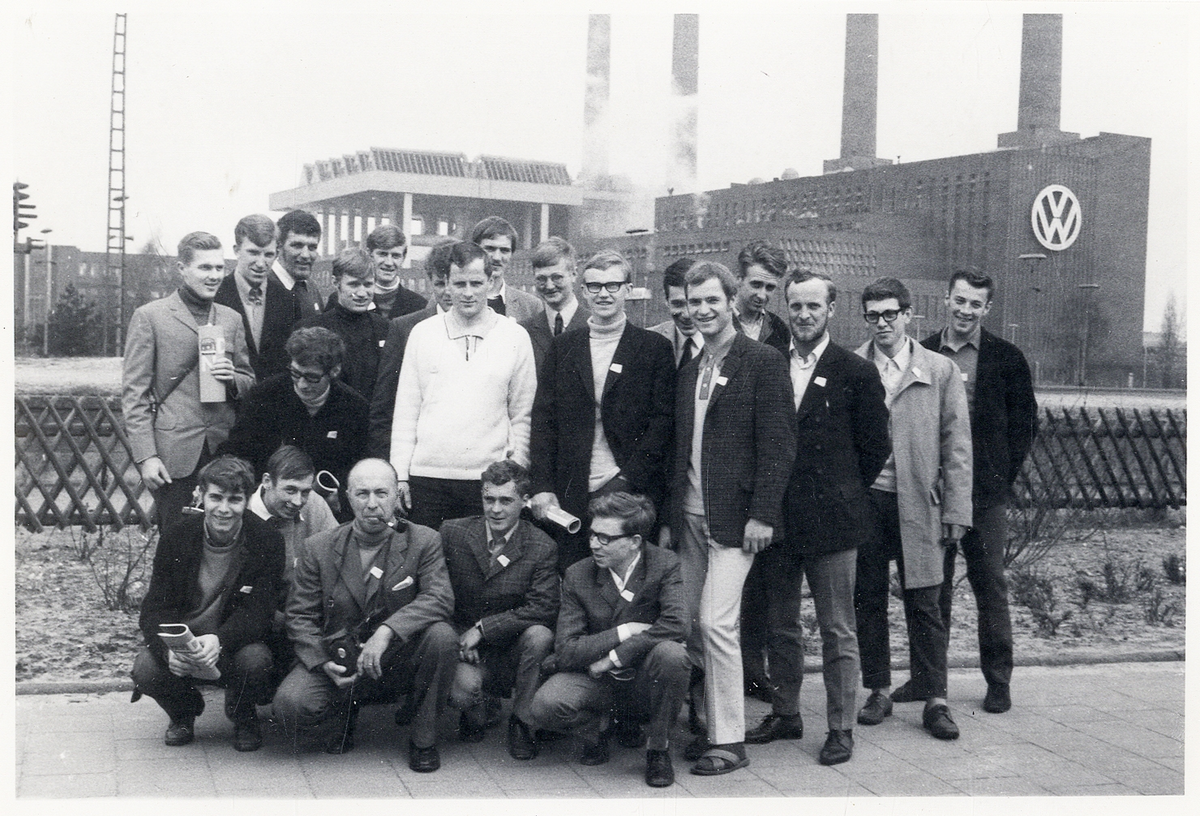 Belöningsresa 28/4 - 3/5 1969 till dåv. Västtyskland för "kompaniets bäste soldat". Här utanför Volkswagenverken i Wolfsburg.