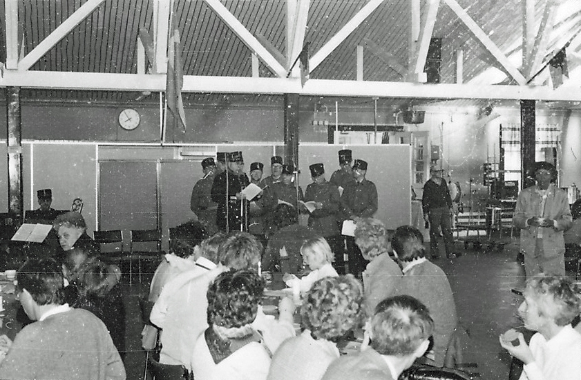 Tapto med Skövde musikkår 1985-05-08 på P 4. Knektakören under ledning av Rolf "Rulle" Lövgren uppträder i gamla matsalen.