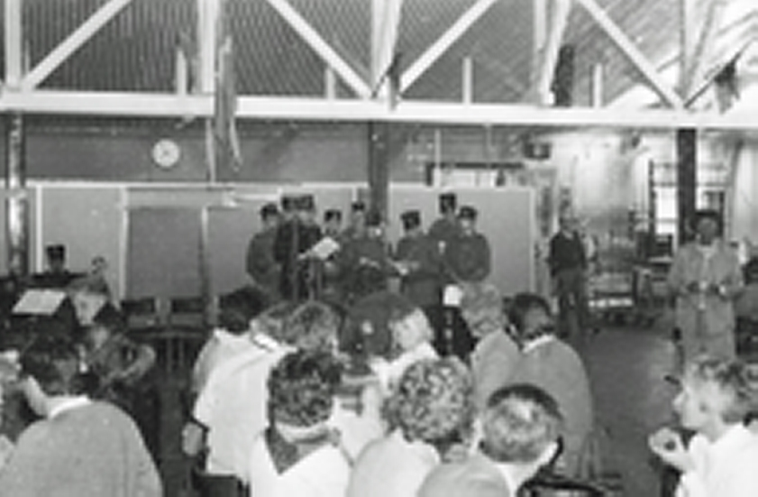 Tapto med Skövde musikkår 1985-05-08 på P 4. Knektakören under ledning av Rolf "Rulle" Lövgren uppträder i gamla matsalen.