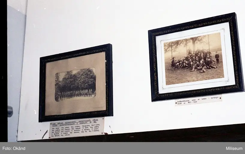 Fotografi av Smålands husarregementes underofficerskår och fotografi av Smålandshusarer under en lektion i terrängen.
