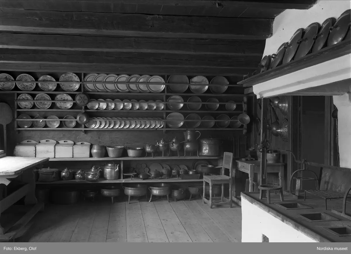 Skansen, Skogaholms herrgård, Köksflygeln. Öppna hyllor med tennfat och grytor, t h spisen. 