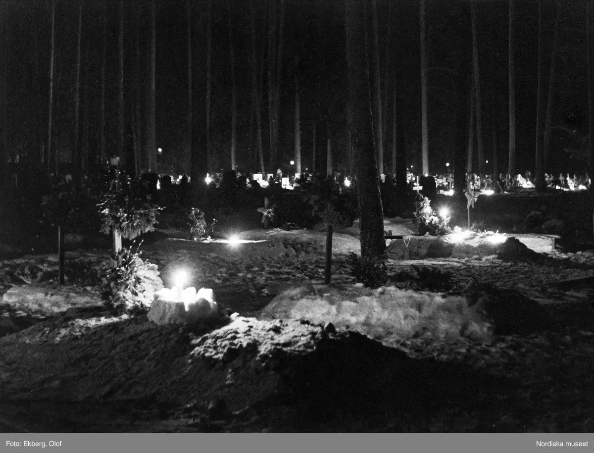 Ljus på gravarna, julafton 1943. Skogskyrkogården, Stockholm. 