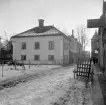 Moddigt väglag utmed Stockmakaregatan i Vadstena. Närmast gatans nummer 6. Foto 1947.