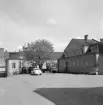 Det inre av kvarteret Blandaren i Linköping 1965 och vad som i informationen kring bilden uppges visa stadens gamla gasverks lokaler. En mer trolig tolkning är att byggnaderna är desamma som Linköpings Byggnadsaktiebolag lät uppföra kort före förra sekelskiftet och som från år 1908 kom att ägas av bolaget Göteborgssystemet i Linköping, vilket vidare kom att följas av det statliga Systembolaget. Försäljningslokalen låg mot Sankt Larsgatan nära mittför Frimurarehotellet.