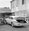 En Chrysler Valiant får nya sulor vid gummiverkstaden på Kungsgatan 29 i Linköping. Foto 1965.