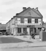 Nedslag i kvarteret Blandaren i Linköping 1965. Från auktionshallen på Kungsgatan 29 drev Stilbo sin högstbjudande försäljning. Vid tiden för bilden var verksamheten emellertid på upphällning. Området stod inför sanering och auktionsföretaget skulle flytta sin verksamhet ett stycke längre upp på gatan, till Kungsgatan 26.