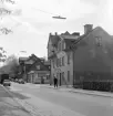 Utmed Kungsgatan i Linköping med en betraktad riktning mot gatans korsningen av Sankt Larsgatan. Närmast Kungsgatan 27. Foto 1965.
