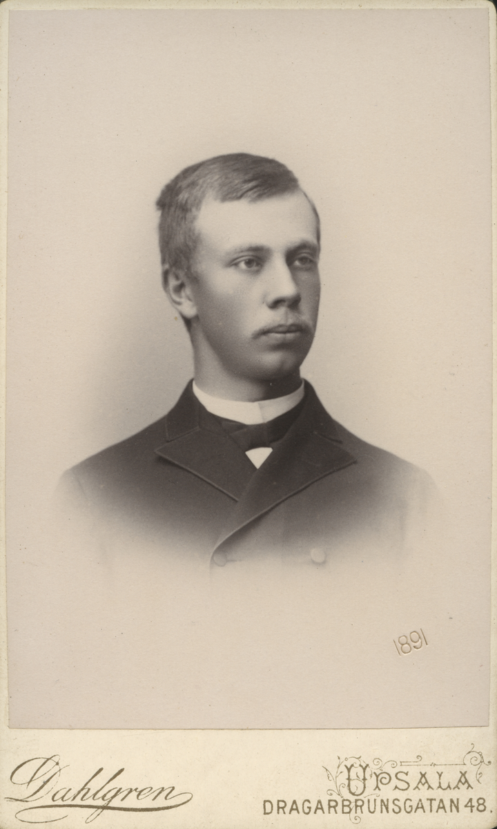 Mansporträtt av Edw. Laurell. Fotograf Alfred Dahlgren, Uppsala. Text på baksidan, "Till Axel Benedicks från Edw. Laurell", 1891.
