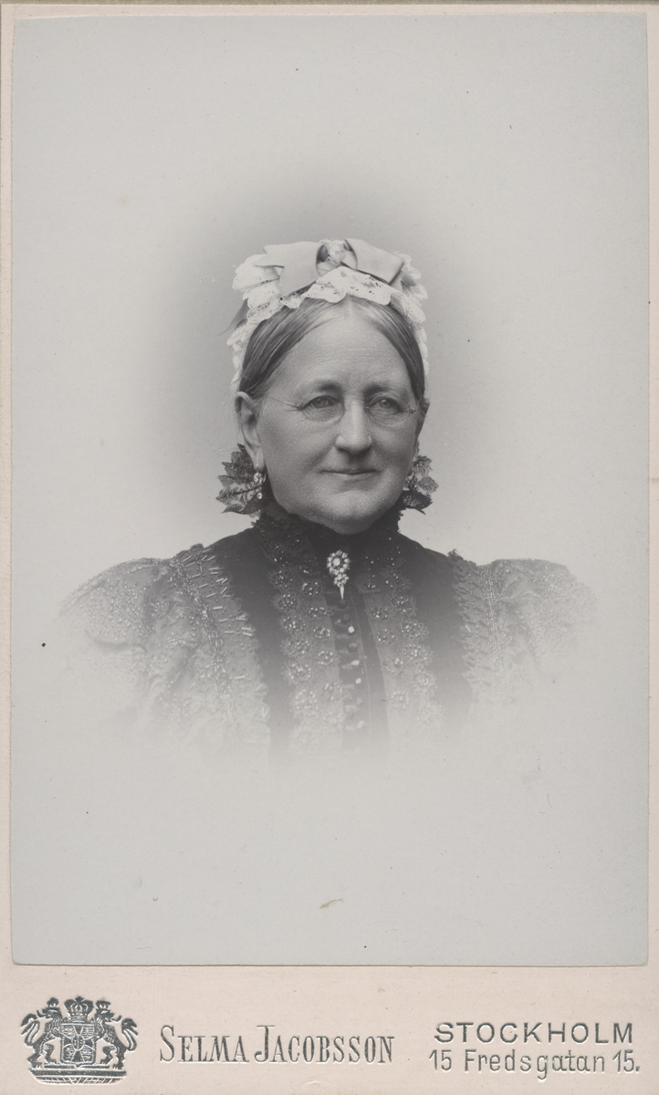 Kvinnoporträtt av Ida Benedicks född Wahlfeldt, gift med Bernhard Benedicks, brukspatron i Gysinge. Fotograf Selma Jacobsson, Stockholm.
