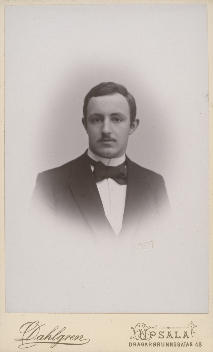 Mansporträtt av Carl Benedicks, 1897. Fotograf Alfred Dahlgren, Uppsala.