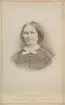 Kvinnoporträtt av Lina Cantzler, moder till Oscar Cantzler (osäkert). Fotograf Bertha Valerius, Stockholm.