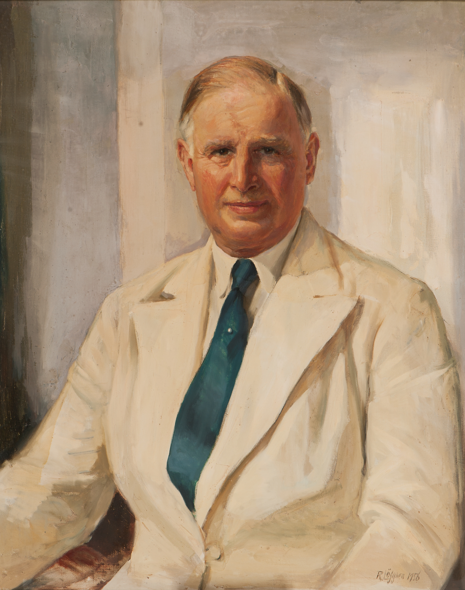 Porträtt i halvfigur, enface. Kapten Ragnar Erfass i ljus linnekostym och blå slips.