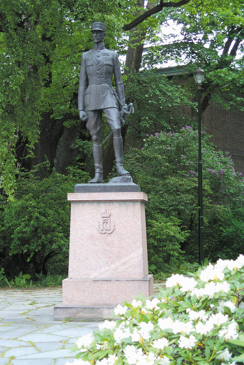 Helfigur på sokkel: Kong Haakon VII  (1872-1957)
