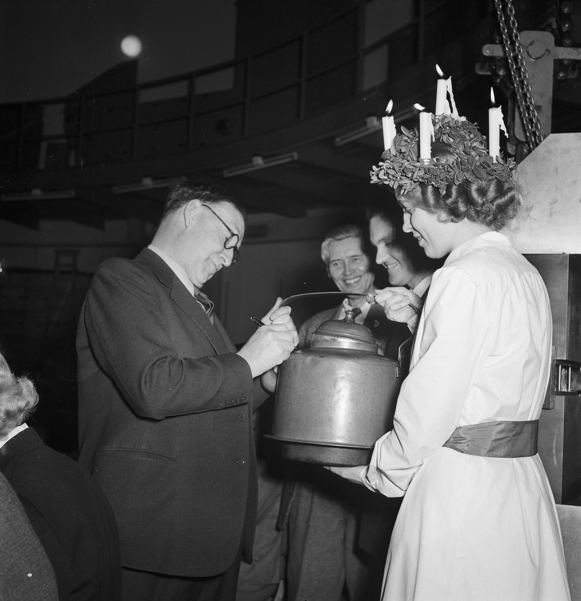 Nobelpristagare skriver autograf, Uppsala 1951