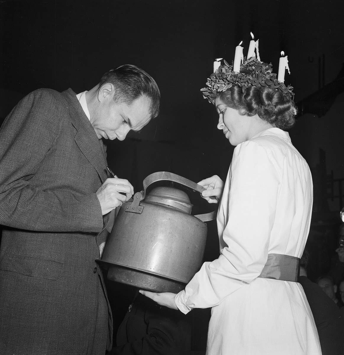 Nobelpristagare skriver autograf, Uppsala 1951