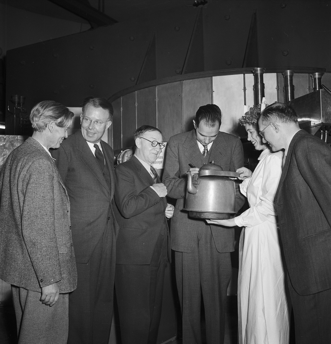 Nobelpristagare skriver autograf, Uppsala 1951