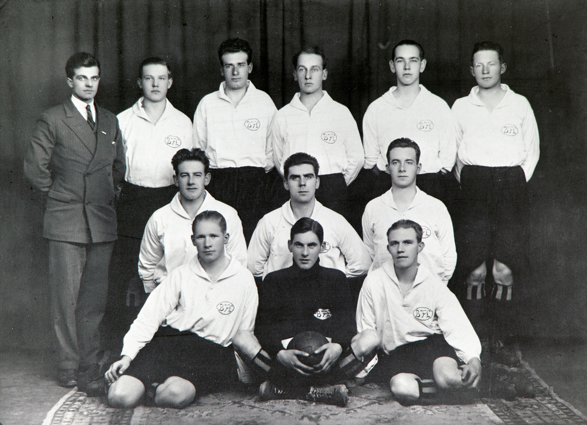 Hamar, Briskebyens fotballag stiftet 10. august 1918, gruppe fotballag, Briskebyens Fotballag A-laget som ble seriemestere i B-klasse (nivå 2) i 1930.
Foran fra venstre: Arne Granberg, Leif Borch Larsen, Leif Edvardsen, i midten: Nils Hagen, Olaf Kristiansen, Trygve Johansen. Bak: formann Sigurd Johansen, Oskar Fjeldseth, Oddvar Antonsen, Leif Tangen, Gotthard Hagen og Gunnar Mostue.
De hadde ingen egen bane og leide Ottestad fotballbane og Vangbana, noen kamper ble spilt på Utstilllingsplassen,
Laget startet under navnet Freidig i 1918, tok navnet Briskebyens Fotballag i 1927 BFL,