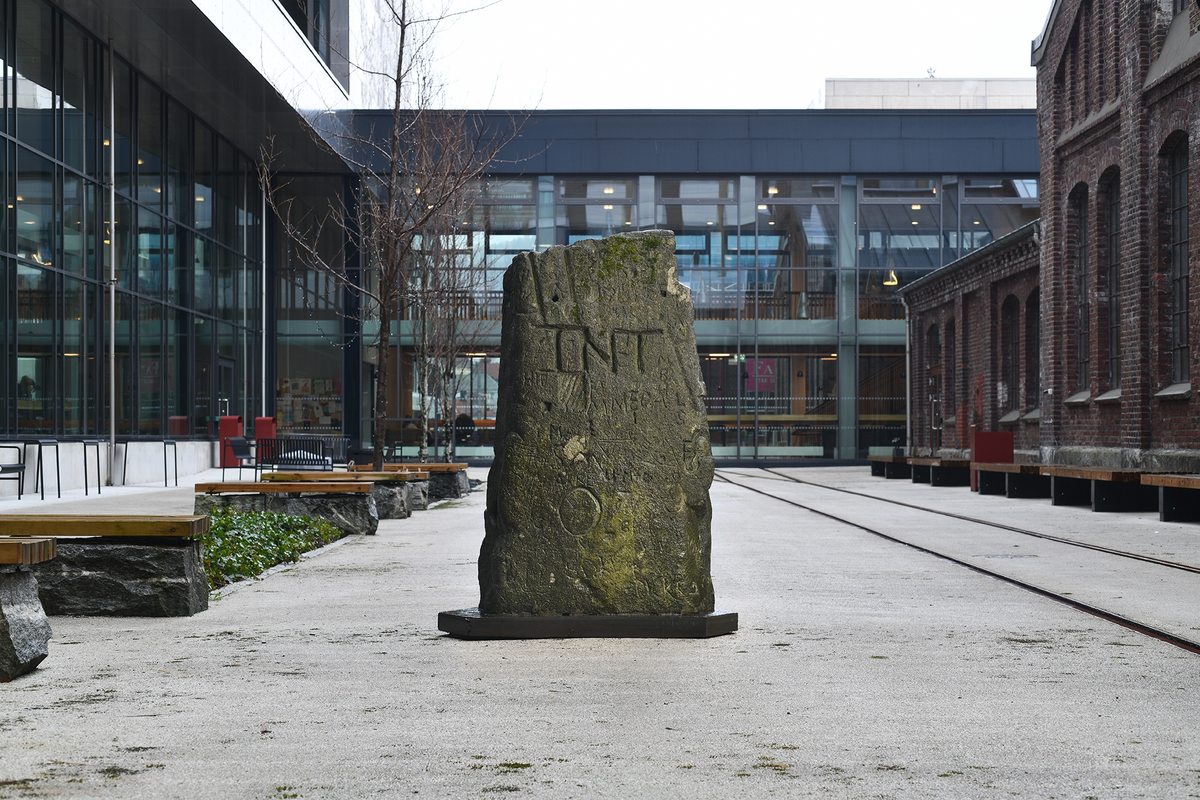 Verket var opprinnelig del av kunstprogrammet "Vågestykke" til KORO på Høgskulen på Vestlandet, og ble skapt der sammen med kunstnere og studenter: Kjøpt tilbake til HVL i 2024. 

Med verket "The Communement" inviterte kunstnar Gabriel Johann Kvendseth alle som ville til å vere med og forme ei blokk kleberstein i foajéhagen på campus. Steinen, ei råblokk på halvtanna tonn henta frå Gullfjellet i Bergen, blei rissa, hogd og hakka, slipt og pussa som kvar og ein lysta. Kvendseth plasserte eit skåp med verktøy og reiskap i nærleiken, og ein steinhoggarmeister gav ei kort innføring i steinhogging. Ideala (frå Humboldt) om ansvar for eiga læring gjennom fri utfalding og utforsking er ei referanse for kunstverket. Kunnskap blir gjort om til praksis gjennom prøving og feiling. Der blir den ståande gjennom april og mai, tilgjengeleg for alle som vil vere med å utvikle den vidare.

Tittelen er ei samanstilling av orda ”come on – cooperative – common – community – monument”, samtidig som det drar veksle på ”.com”-omgrepet. Verket er tenkt som eit mellombels monment, noko flyktig; i klar kontrast til den gjengse oppfatninga av eit monument som noko permanent og som markering av eit bestemt minne, ei føreseieleg form.

Det Humboldtske ideal om ansvar for eiga læring gjennom å utfalde seg fritt og fri utforsking er ein referanse for verket, kunnskap som blir danna om til praksis gjennom prøving og feiling. Klebersteinblokka vil stå i Foajéhagen i to månader – eller til den forsvinn mellom dei verksame hendene våre.

Kunstnarar som bidreg:
25. april kl 11: Anne Marthe Dyvi
26. april kl 13: Sveinung Rudjord Unneland
2. mai kl 11: Kamilla Sajetz Mathisen
11. mai kl 11: Øyvind Mellbye
22. mai kl 12: Arvid J. Pettersen