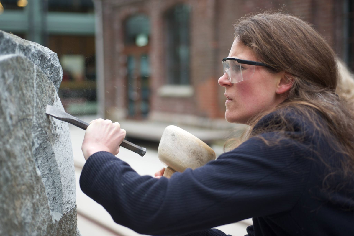 Verket var opprinnelig del av kunstprogrammet "Vågestykke" til KORO på Høgskulen på Vestlandet, og ble skapt der sammen med kunstnere og studenter: Kjøpt tilbake til HVL i 2024. 

Med verket "The Communement" inviterte kunstnar Gabriel Johann Kvendseth alle som ville til å vere med og forme ei blokk kleberstein i foajéhagen på campus. Steinen, ei råblokk på halvtanna tonn henta frå Gullfjellet i Bergen, blei rissa, hogd og hakka, slipt og pussa som kvar og ein lysta. Kvendseth plasserte eit skåp med verktøy og reiskap i nærleiken, og ein steinhoggarmeister gav ei kort innføring i steinhogging. Ideala (frå Humboldt) om ansvar for eiga læring gjennom fri utfalding og utforsking er ei referanse for kunstverket. Kunnskap blir gjort om til praksis gjennom prøving og feiling. Der blir den ståande gjennom april og mai, tilgjengeleg for alle som vil vere med å utvikle den vidare.

Tittelen er ei samanstilling av orda ”come on – cooperative – common – community – monument”, samtidig som det drar veksle på ”.com”-omgrepet. Verket er tenkt som eit mellombels monment, noko flyktig; i klar kontrast til den gjengse oppfatninga av eit monument som noko permanent og som markering av eit bestemt minne, ei føreseieleg form.

Det Humboldtske ideal om ansvar for eiga læring gjennom å utfalde seg fritt og fri utforsking er ein referanse for verket, kunnskap som blir danna om til praksis gjennom prøving og feiling. Klebersteinblokka vil stå i Foajéhagen i to månader – eller til den forsvinn mellom dei verksame hendene våre.

Kunstnarar som bidreg:
25. april kl 11: Anne Marthe Dyvi
26. april kl 13: Sveinung Rudjord Unneland
2. mai kl 11: Kamilla Sajetz Mathisen
11. mai kl 11: Øyvind Mellbye
22. mai kl 12: Arvid J. Pettersen