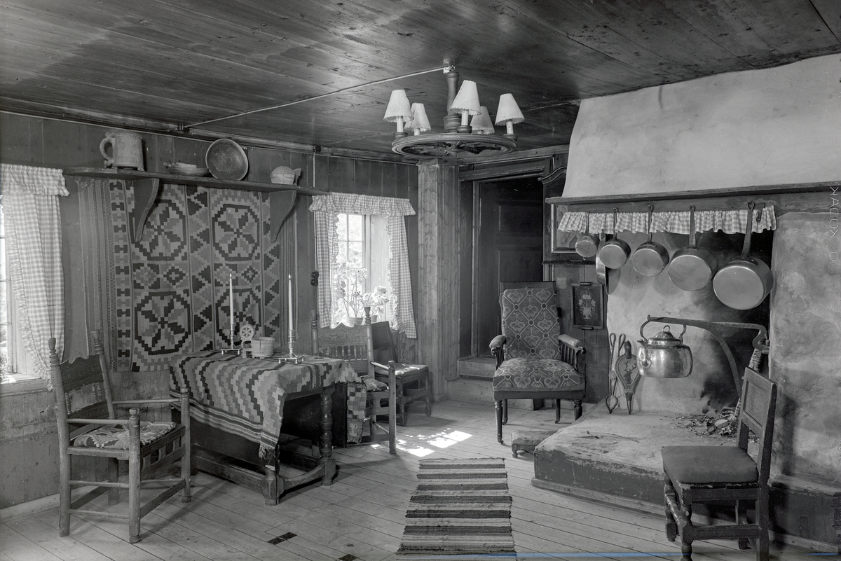 Ringsaker, Brøttum, Vesterlien, Vesterlia, eid av Wilfred Andersen (20.10.1891-1953). Interiør peisestue.
Han var yngste sønn av gullsmed David Andersen, og var visekonsul i Alaxandria, Han var gift med Oda Andersen: født Oda Wenche Monrad Krohn (20.08.1896-1975) hun var eldste søster av Lillebel Ibsen. De kjøpte Vesterlien i 1940
Oda ble i 1958 gift med italienske operasanger Piero Scartlatti (1904-) (La Scala i Roma)
Wilfred ga ut fire diktsamlinger. 
,