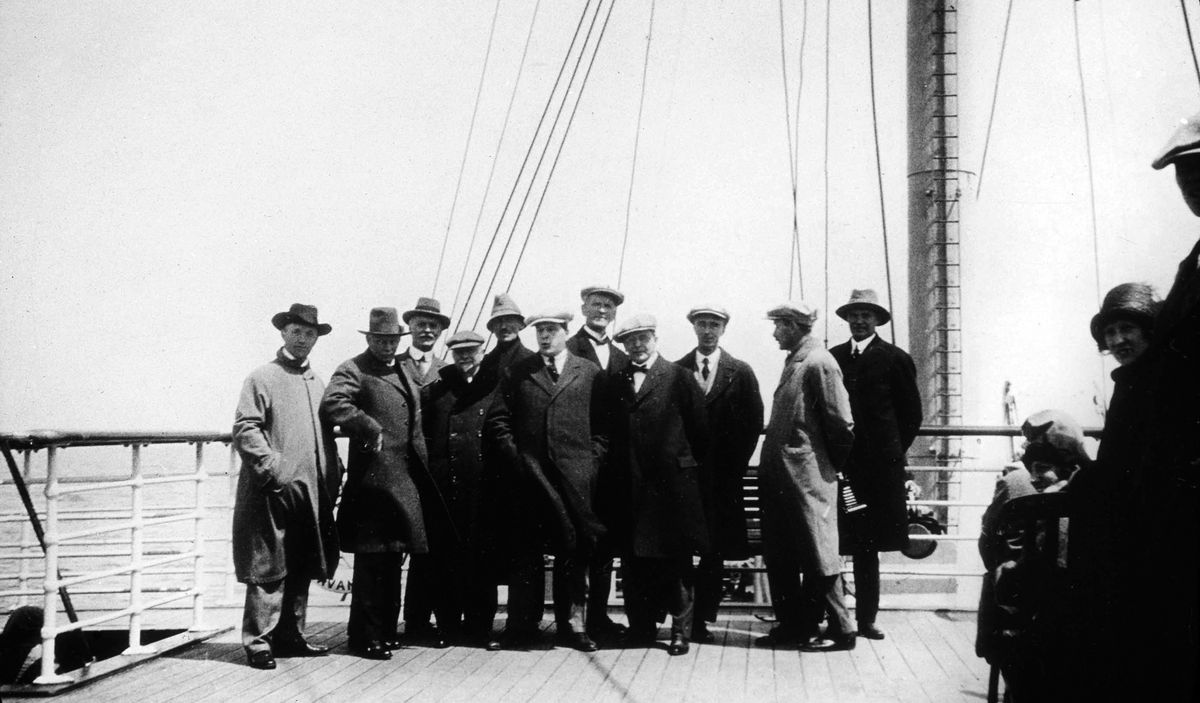 Den norske delegasjonen til utvandrerjubileet i Minneapolis i 1925 samlet på et båtdekk.