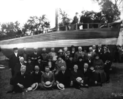 Etterkommere av "sluppefolket" samlet foran en båt.