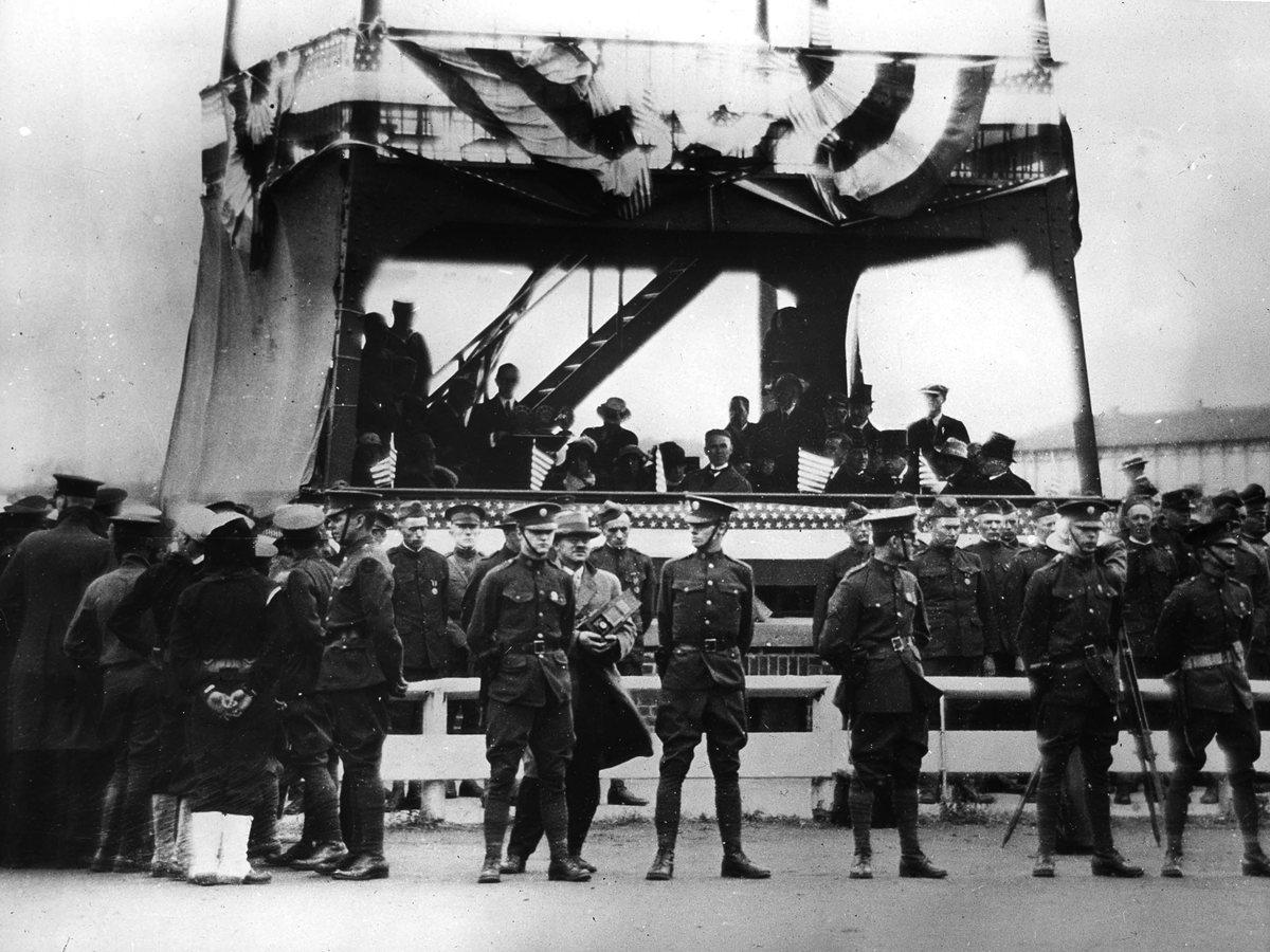 Utvandrerjubileet i 1925.
Soldater foran talerstolen