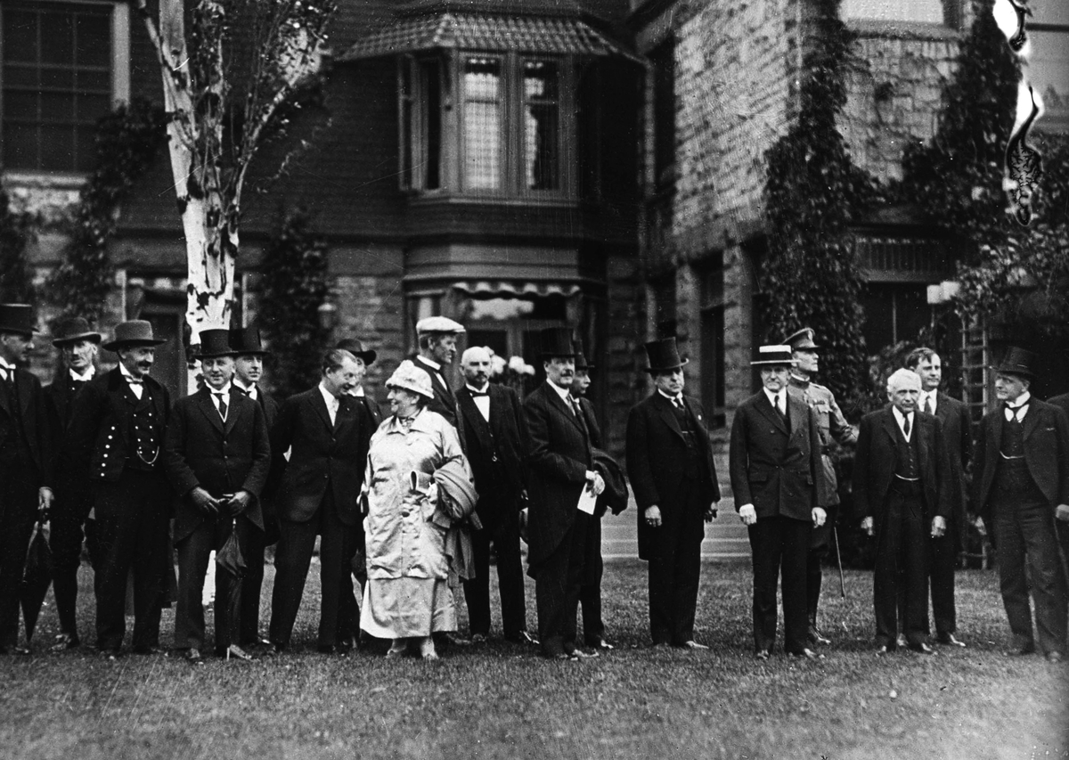 Utvandrerjubileet 1925.
En gruppe delegater i hagen til Frank B. Kellogg i St.Paul.
