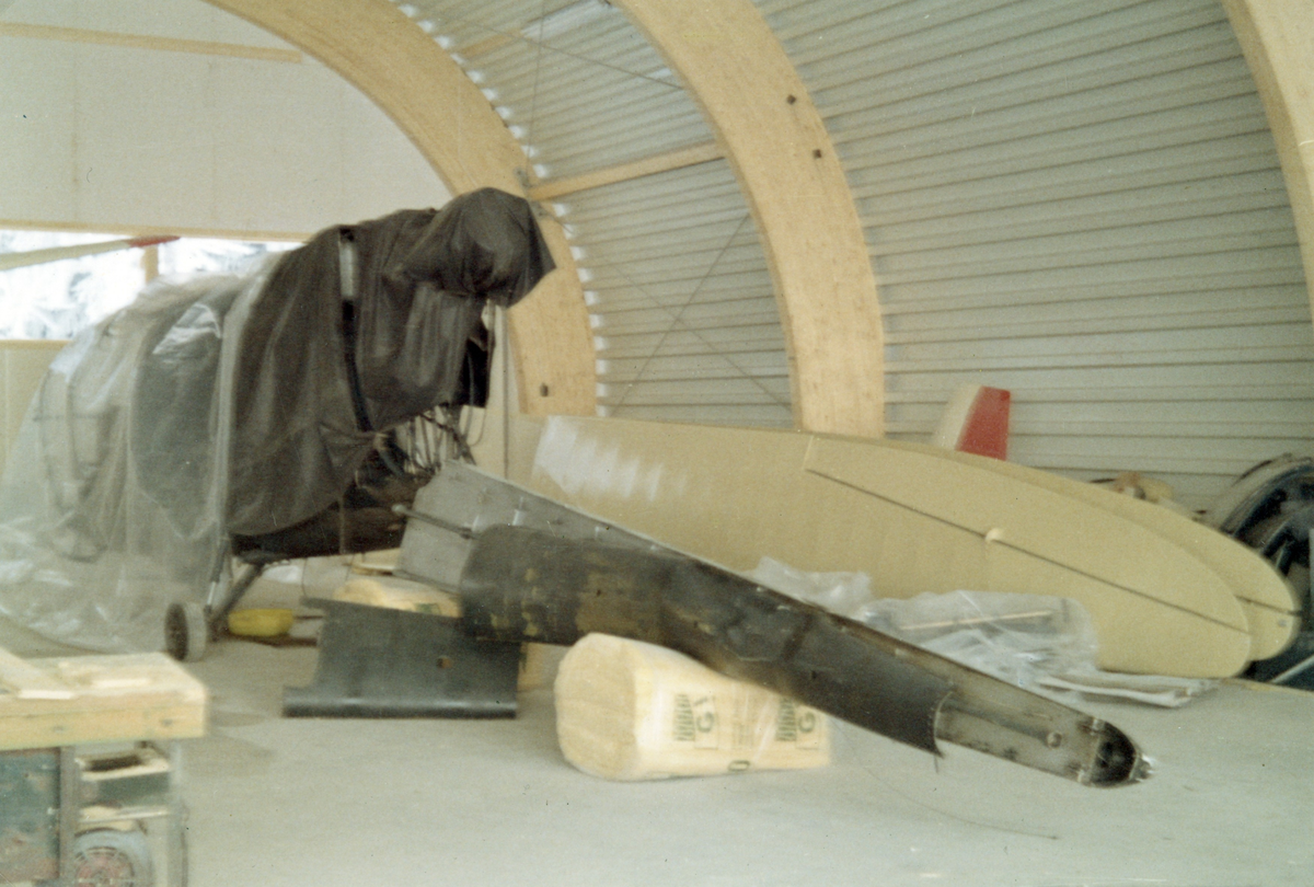 AS Helilifts hangar på Stafsberg – med vraket etter det innleide Alouette III, LN-ORT, som havarerte i forbindelse med selskapets transportoppdrag for NATO og Forsvaret sommeren 1968.