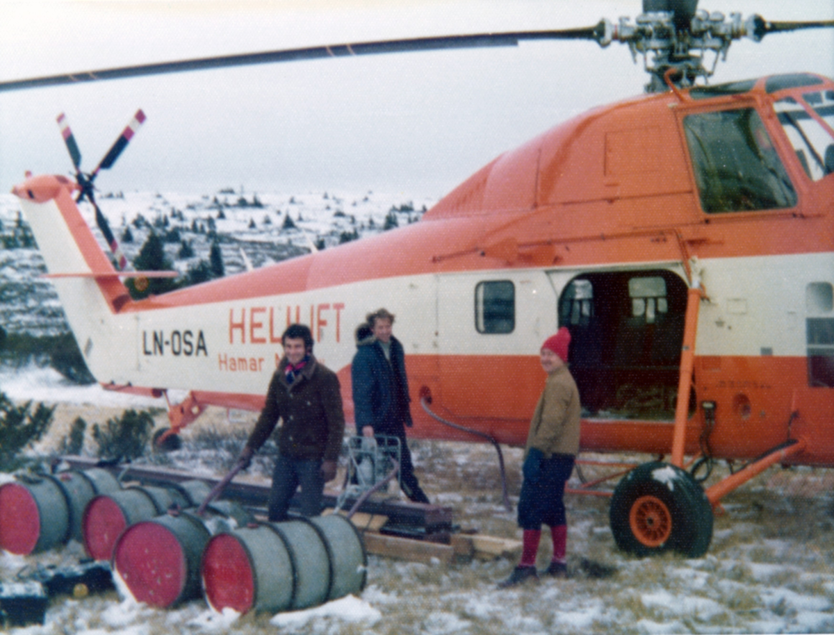 Fylling av drivstoff før lasteoppdrag på Helilifs Sikorsky S58T, LN-OSA ...