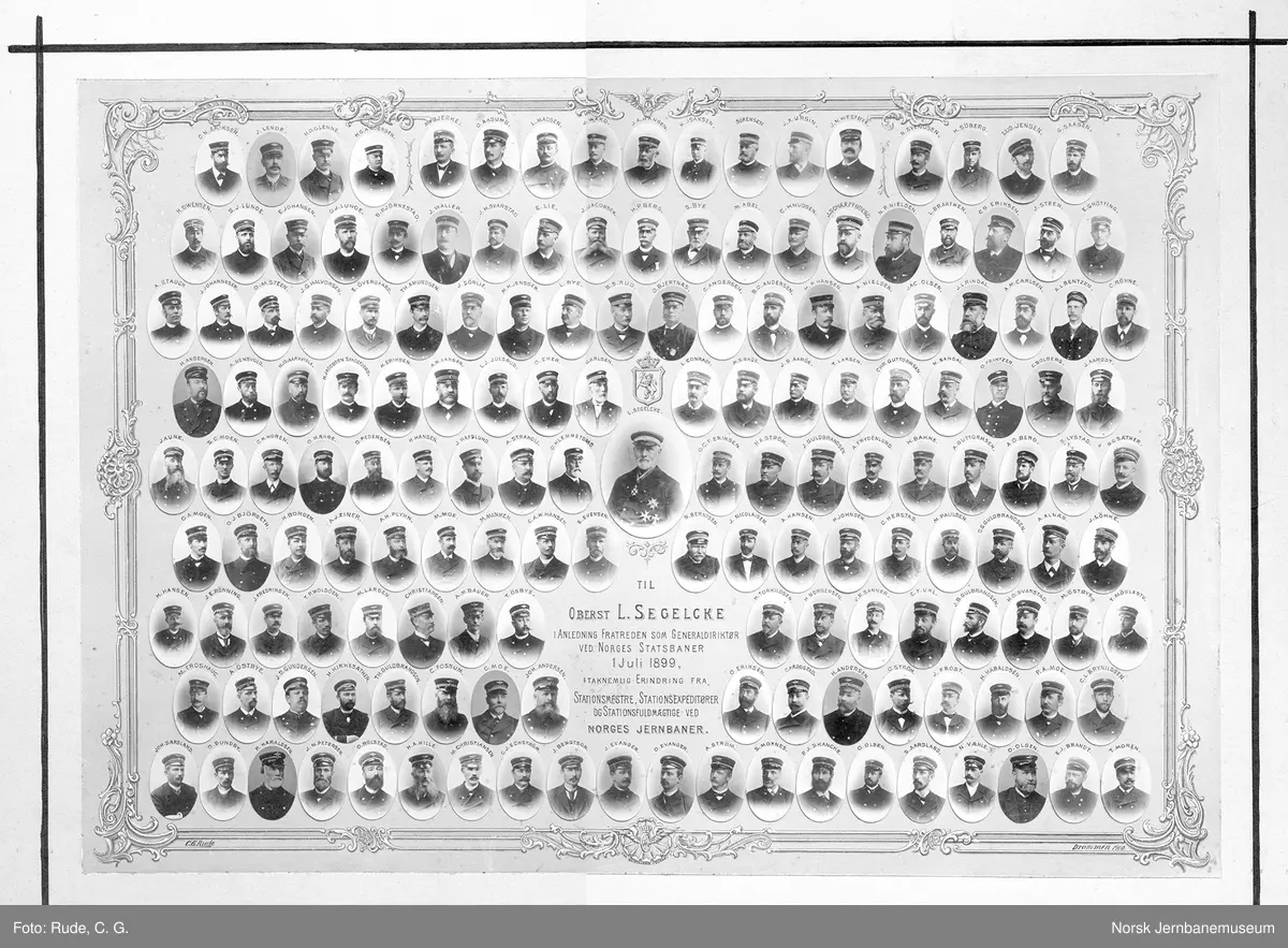 Fotomontasje : Til Oberst L. Segelcke i anledning fratreden som generaldirektør ved Norges Statsbaner 1 juli 1899, i taknemlig erindring fra stationsmestre, stationsexpeditører og stationsfuldmægtige ved Norges jernbaner."