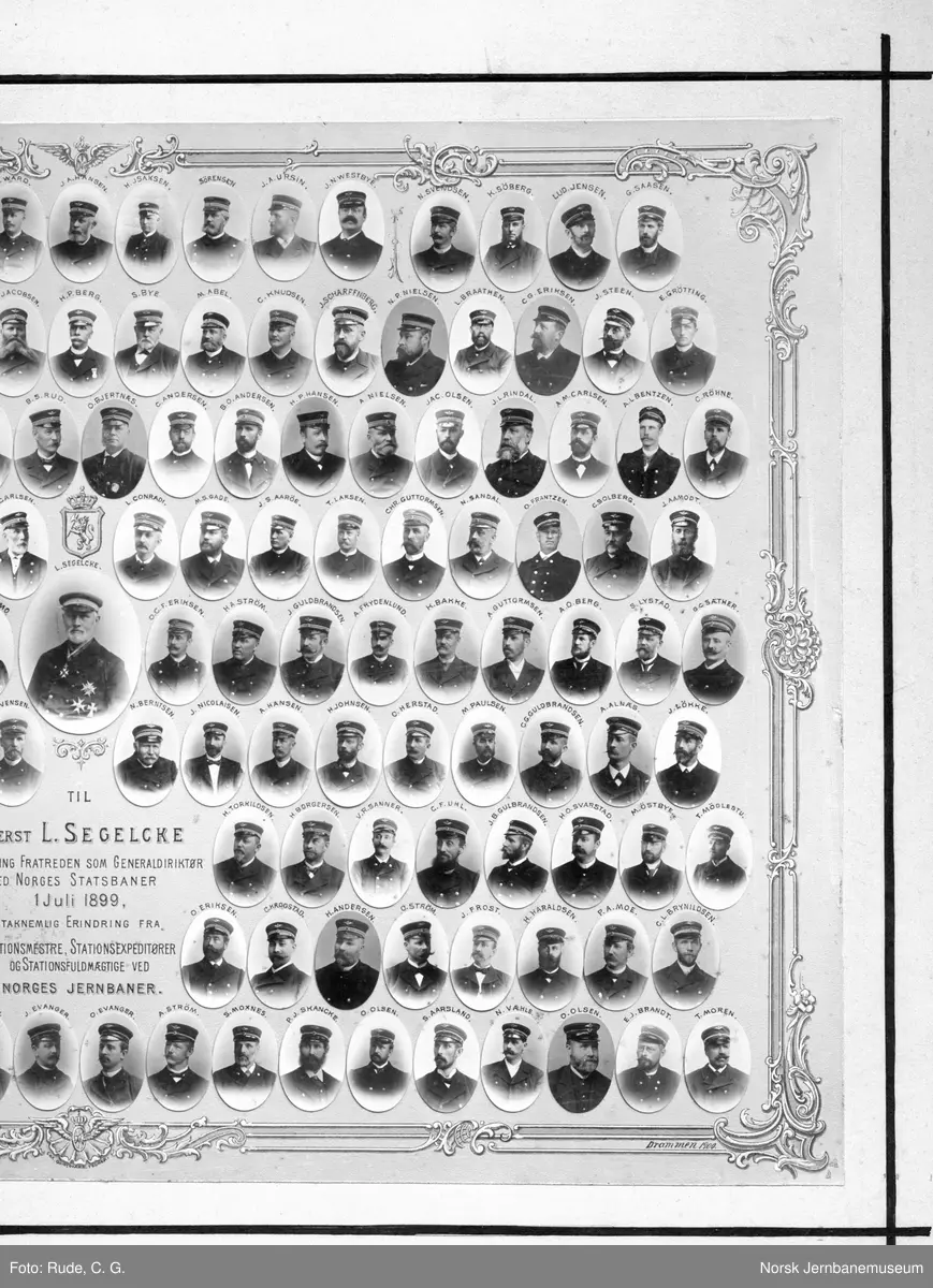 Fotomontasje : Til Oberst L. Segelcke i anledning fratreden som generaldirektør ved Norges Statsbaner 1 juli 1899, i taknemlig erindring fra stationsmestre, stationsexpeditører og stationsfuldmægtige ved Norges jernbaner."