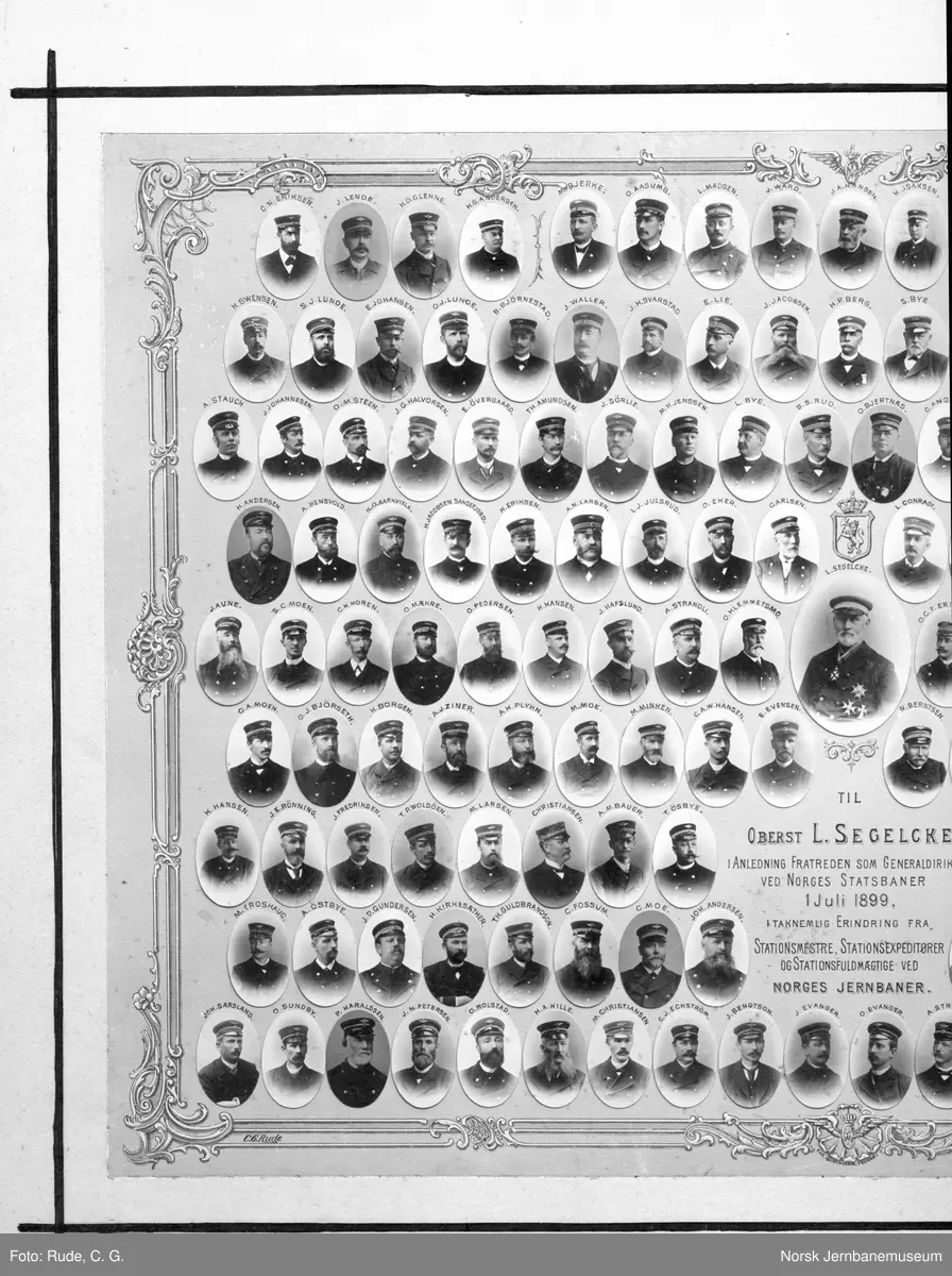 Fotomontasje : Til Oberst L. Segelcke i anledning fratreden som generaldirektør ved Norges Statsbaner 1 juli 1899, i taknemlig erindring fra stationsmestre, stationsexpeditører og stationsfuldmægtige ved Norges jernbaner."