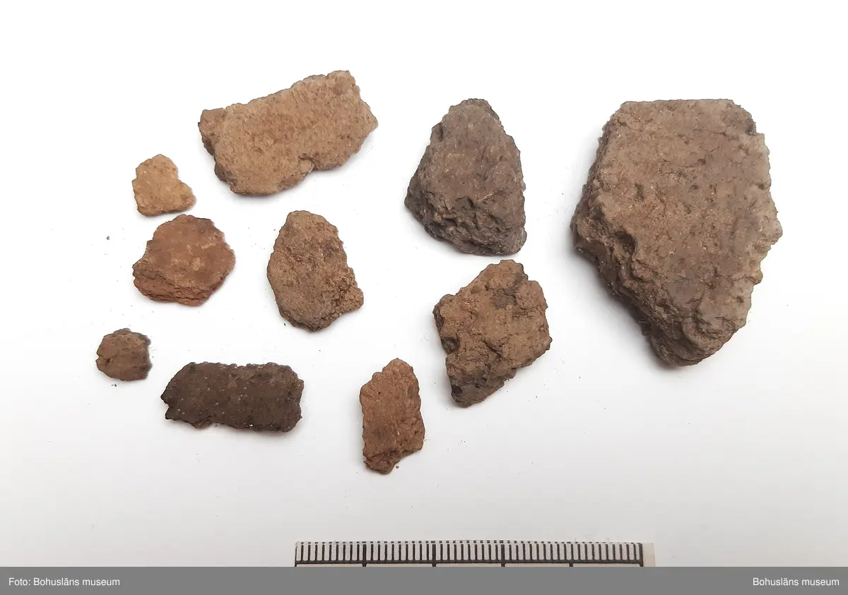 Kärlfragment. En profilerad mynningskärva (med matskorpa), godset i övrigt mycket spjälkat.