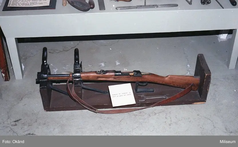 Karbin i reparationsstativ.