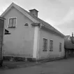 Det spritputsade lilla huset på Linköpingsgatan 3 i Söderköping har sedan bilden togs ersatts med en villa av modernare snitt. Foto 1965.