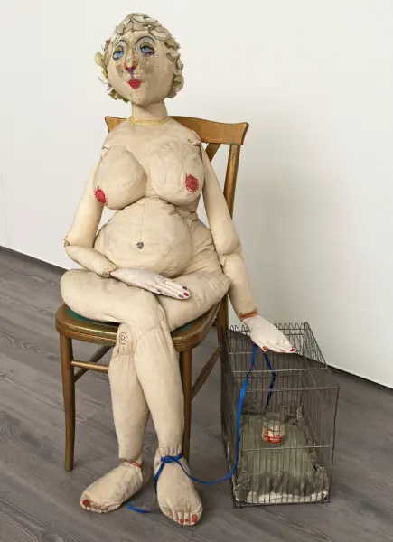 Selskapsdame [Tekstilskulptur]