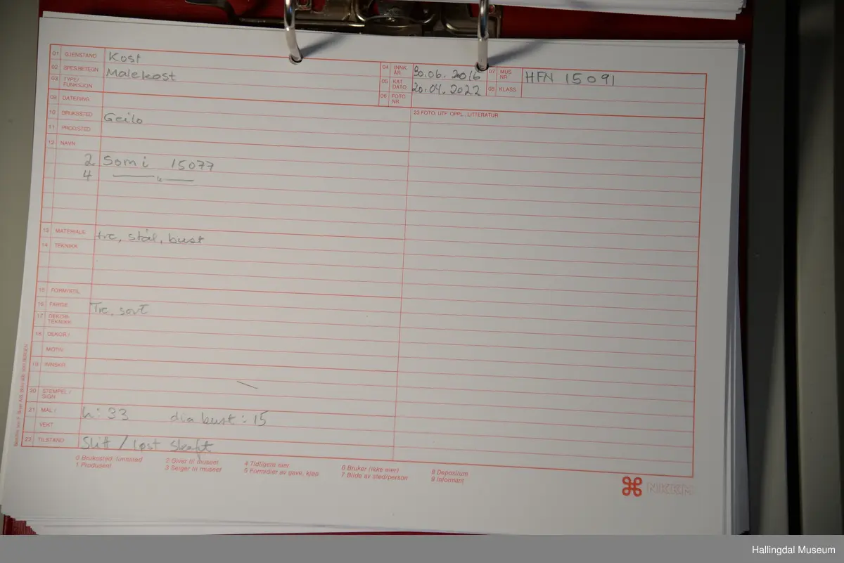 Stor kost brukt i forbindelse med malerarbeid. Busten inneholder noe som ser ut som tørket beis.