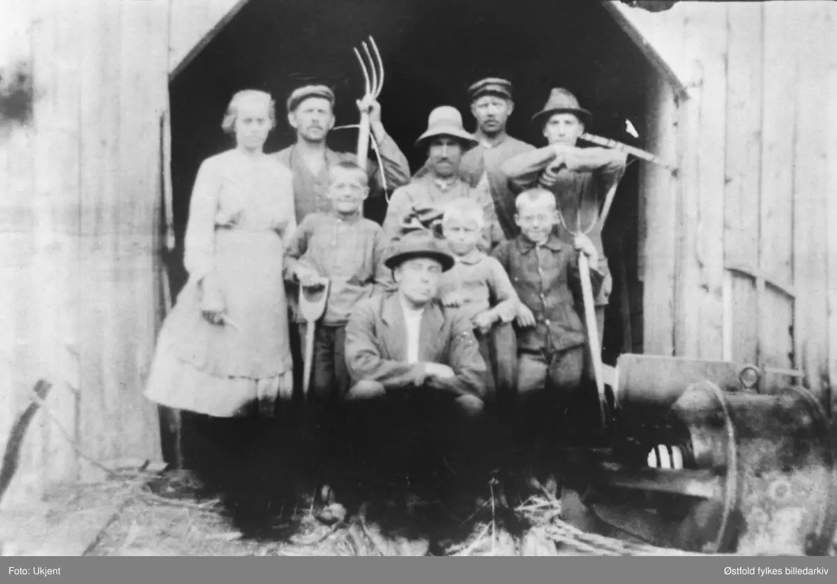 Tresking på Gabestad i Varteig ca. 1918. 
Foran: Johan Rånes. 3 gutter: Josef ? (pleiebarn), Olav og Aasmund Gabestad. 
Bak: Nelly Gabestad, Hans Gabestad, Henry Gabestad, Julius Hasle, Ole A. Bergby.